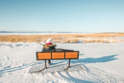 Une personne sur un banc à Kamouraska